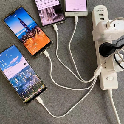 Câble USB-C multi 4-en-1 branché sur plusieurs appareils