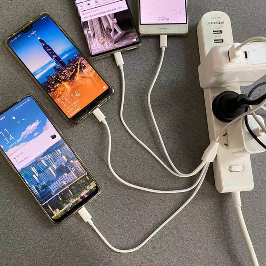 Câble USB-C multi 4-en-1 branché sur plusieurs appareils